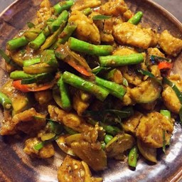 หมูชิ้นผัดพริกแกงใต้ ราดข้าว