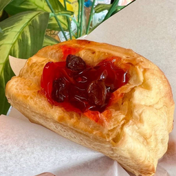 ปังไส้ทะลัก แยมสตรอเบอรี่ ลูกเกด (1ชิ้น)