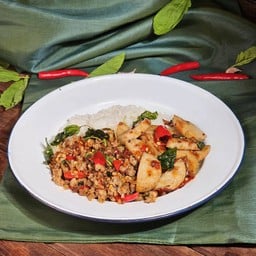 ข้าวกระเพราเนื้อบด+ไก่ยอ