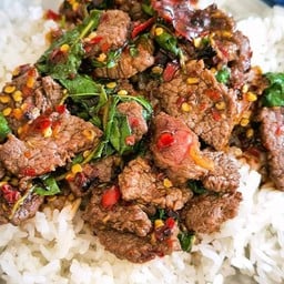 ข้าวกะเพราเนื้อ