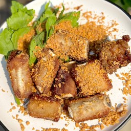 ข้าวซี่โครงหมูทอดกระเทียม