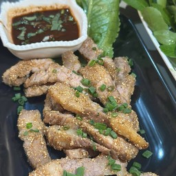 เสือย่างคลุกฝุ่น