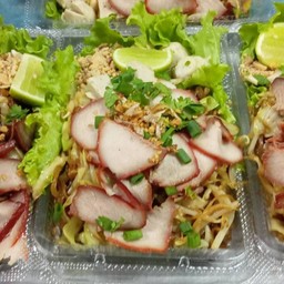 มาม่าแห้งหมูแดงลูกชิ้น