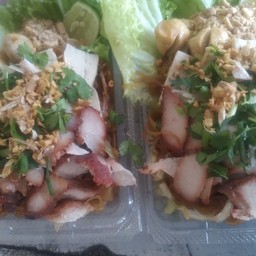 บะหมี่หมูแดงลูกชิ้น