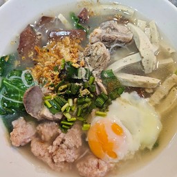 ก๋วยจั๊บญวน พิเศษ (หมูยอ, หมูก้อน, เลือด, ไข่)