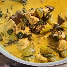 แกงเขียวหวาน+ขนมจีนตะกร้าใหญ่(มีผักแถมให้)