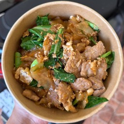 ผัดซีอิ๋วเส้นใหญ่หมู