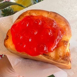 ปังไส้ทะลัก แยมสตรอเบอรี่ เยลลี่ (1ชิ้น)