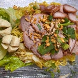 มาม่าหมูแดงลูกชิ้นต้มยำแห้ง