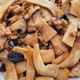 ข้าวราดเห็ดผัดน้ำมันหอยหมูสับ