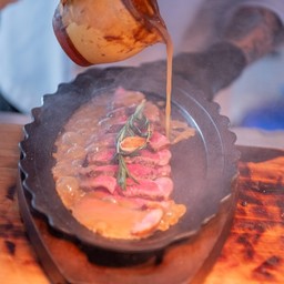 ซูวีพิคานญ่าสเต็กซอสเกรวี่ทรัฟเฟิล