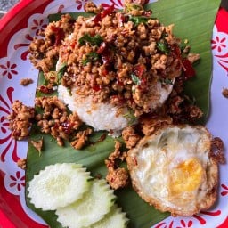 ข้าวกระเพราพริกแห้ง(ครัวลักกี้)🌶️🍗🥬🥦 บ้านน่านเจ้า