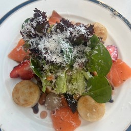 สลัดผักผลไม้ตามฤดูกาลแลลม่อน&หอยเชลล์