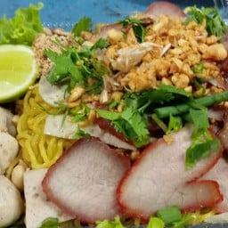 บะหมี่หมูแดงลูกชิ้นต้มยำแห้ง