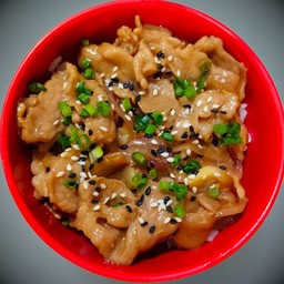 ข้าวหน้าหมูผัดซอสเกาหลี