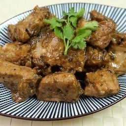 (กับข้าว) ซี่โครงหมูทอดกระเทียมพริกไทยดำ