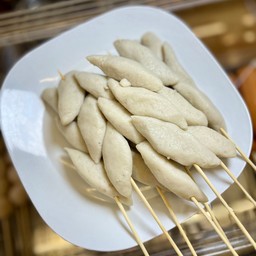 ลูกชิ้นปลาแหลม (1ไม้ เครื่องยำ )