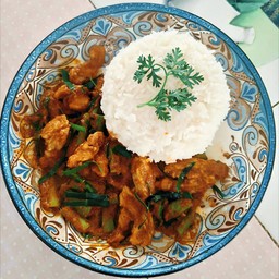 ผัดพริกแกงหมูกรอบ