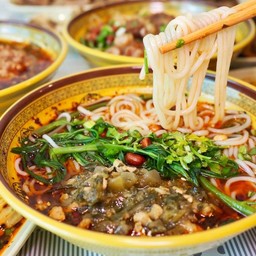 ก๋วยเตี๋ยวหม่าล่า+ผักกาดดองหมู (ราคานี้ไม่รวมไข่ตุ่น)