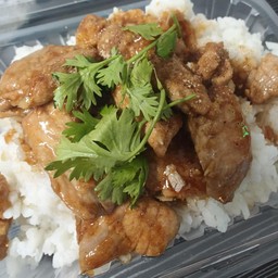 หมูชิ้นทอดกระเทียมหอมๆ