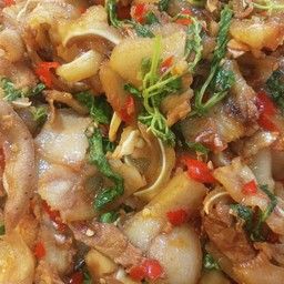ผัดกะเพราหัวหมู