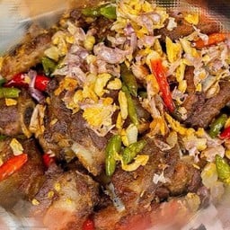 (กับข้าว) ซี่โครงหมูกระเทียมพริกสด ฟรี! แจ่วปลาร้า หรือ แจ่วข้าวคั่วอีสาน(ไม่ปลาร้า)