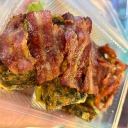 กุยช่ายทอดใส่ไข่ + เบคอน