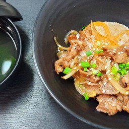 ข้าวหน้าเนื้อ+ซุปมิโซะ