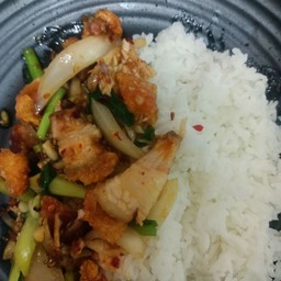 ข้าวผัดพริกเผา หมูกรอบ