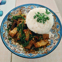 กระเพราหมูกรอบ