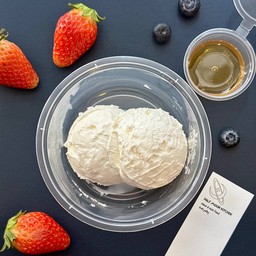 L - Greek yogurt 2 scoops 140 g. กรีกโยเกิร์ต อย่างเดียว ( ฟรีน้ำผึ้ง )