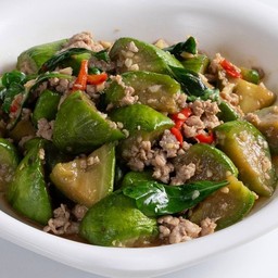 ผัดมะเขือยาวใบโหระพาหมูสับ