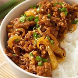 ข้าวหมูผัดซอสญี่ปุ่น