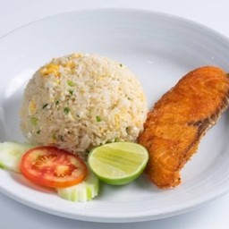 ข้าวผัดปลาแซลมอน