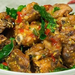 (ราดข้าว) กะเพราซี่โครงหมูทอด