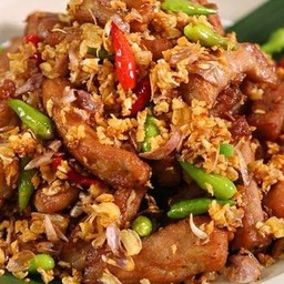 (กับข้าว) หมูทอดกระเทียมพริกสด ฟรี! แจ่วปลาร้า หรือ แจ่วข้าวคั่วอีสาน(ไม่ปลาร้า)