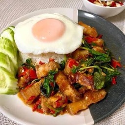 (ราดข้าว) กะเพราหมูสามชั้นทอด