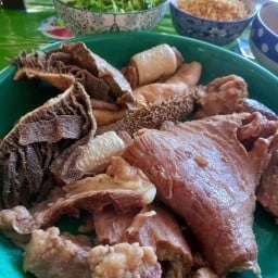 อาหารป่า อาหารตามสั่ง ก๋วยเตี๋ยวน้ำตกหมูเนื้อเครื่องใน