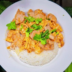 ข้าวผัดซอสใส่ไข่