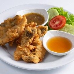 เนื้อปลาทอดราดน้ำปลา
