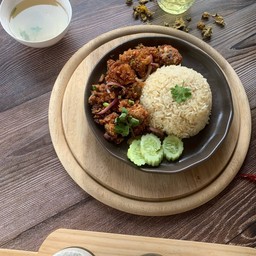 ข้าวยำไก่แซ่บไก่ทอด