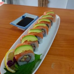 Salmon avocado Roll 7คำ