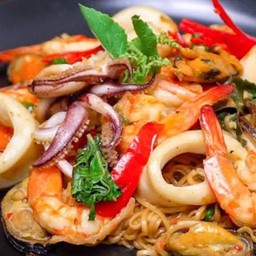 [อร่อยซ่ากับโค้ก] กระเพาไวไวรวมทะเล +  โค้ก ออริจินัล (กระป๋อง)