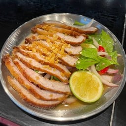 ยำคอหมูทอด