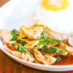 ข้าวกระเพราเบค่อน