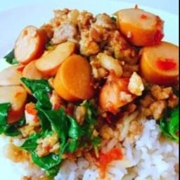 ข้าวกระเพราไส้กรอกหมูสับ