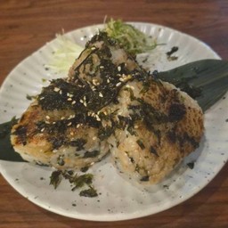 ข้าวปั้นย่างไส้แซลมอน