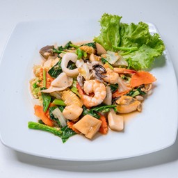 ผัดผักรวมมิตรทะเล