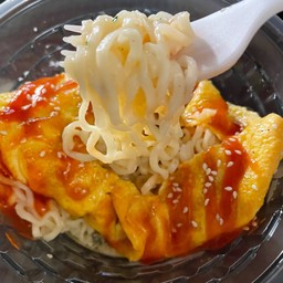มาม่าคาโบนาร่าไก่เผ็ดเกาหลีห่อไข่