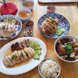 ก.ข้าวมันไก่ ปั้มน้ำมัน ปตท.บ้านป้อม